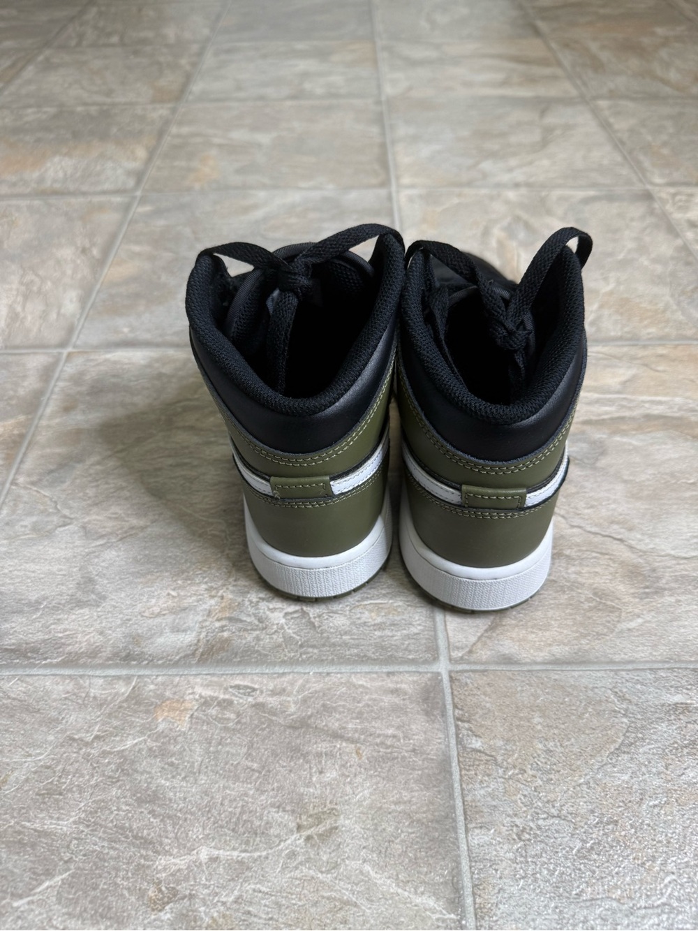 Air Jordan 1 Mid Medium Olive GS Shoe Size 5Y Green DQ8423-092 Preowned - Picture 3 of 8